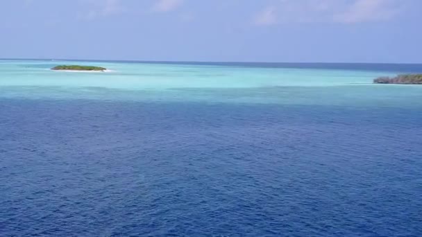 Podróż lotnicza spokojnej plaży turystycznej dzikiej przyrody przez przejrzystą lagunę i białe, piaszczyste tło — Wideo stockowe