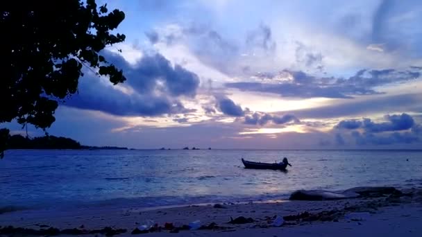 Paysage drone de plage baie tropicale style de vie par mer turquoise et fond de sable blanc — Video