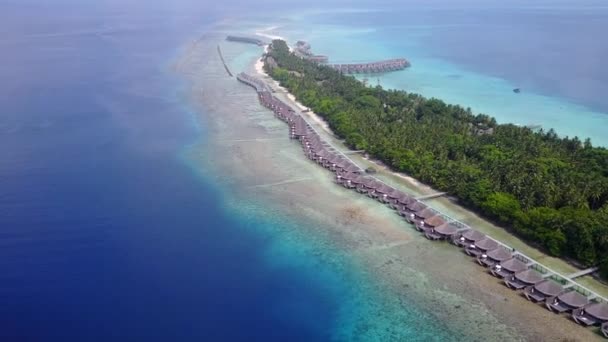 Vista aérea panorama de luxo viagem de praia litoral por mar azul-turquesa e fundo de areia branca — Vídeo de Stock
