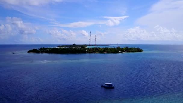Drone natuur van perfecte baai strand avontuur door aqua blauwe lagune en wit zand achtergrond — Stockvideo