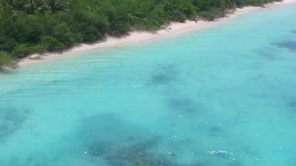 Paisagem aérea drone de belas férias na praia litorânea por mar claro com fundo arenoso branco — Vídeo de Stock