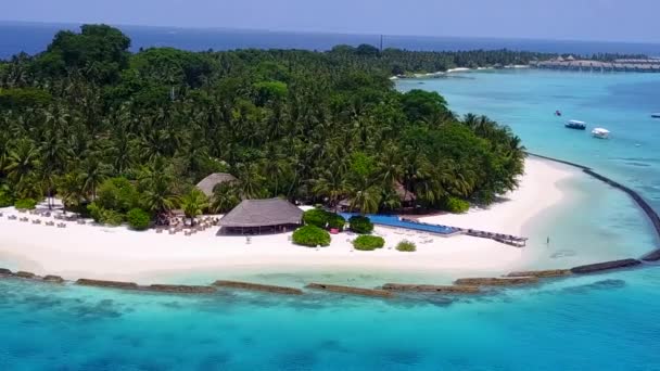 Mavi lagün ve beyaz kumlu arka plandaki tropikal turist plaj saatinin hava görüntüsü — Stok video