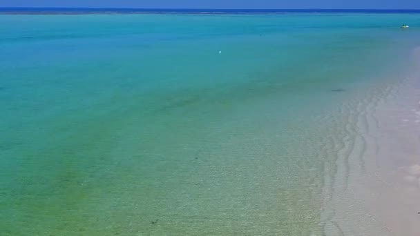 Drone krajobraz morski idyllicznego kurortu wakacje plaży przez aqua niebieskiej wody i białego, piaszczystego tła — Wideo stockowe