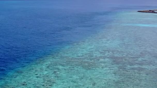Vista aerea texture di lusso sulla spiaggia di mare viaggio da acqua blu e sfondo sabbia brillante — Video Stock