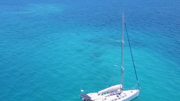 Luchtvaart van exotische eiland strand breken door blauw groene oceaan en witte zandachtergrond — Stockvideo