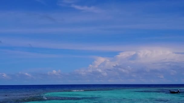 Воздушное беспилотное небо спокойного берегового плавания по голубому зеленому океану на белом песчаном фоне — стоковое видео