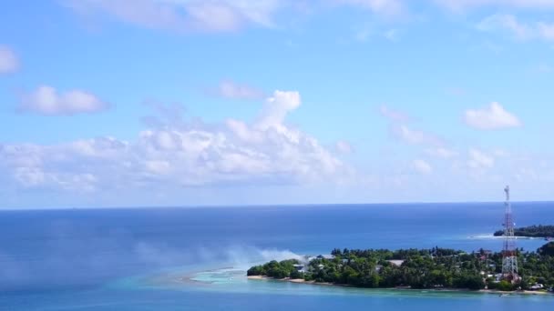 Drone krajobraz relaksującej laguny czas plaży przez turkusowy ocean z białym tle piasku — Wideo stockowe
