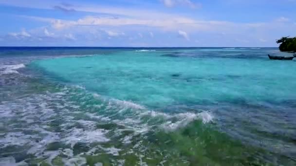 Aerial drone abstract van idyllische eiland strand levensstijl door ondiep water en schone zandachtergrond — Stockvideo