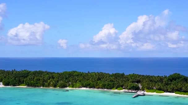 Textura aérea del paraíso vista al mar vacaciones en la playa por el océano azul y fondo de arena limpia — Vídeo de stock