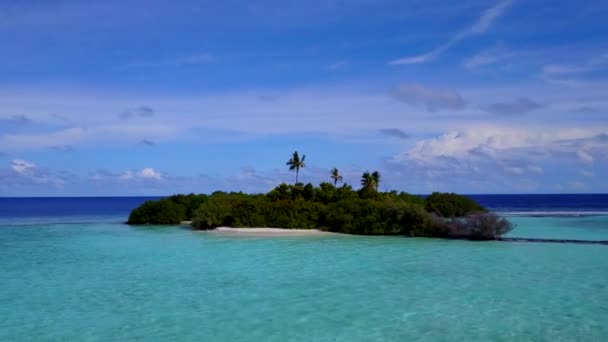 Aerial drone charakter idealny kurort plaża voyage przez niebieski ocean z białym, piaszczystym tle — Wideo stockowe