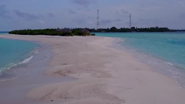 Viaggio aereo della costa marina spiaggia tempo dal mare blu e sfondo di sabbia bianca — Video Stock