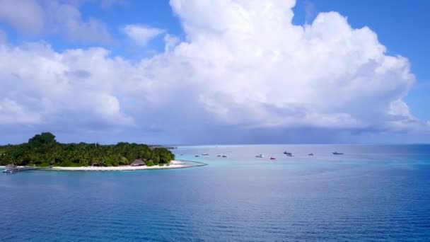 Drone melihat alam dari perjalanan pulau yang santai dengan air biru dan latar belakang pasir putih — Stok Video