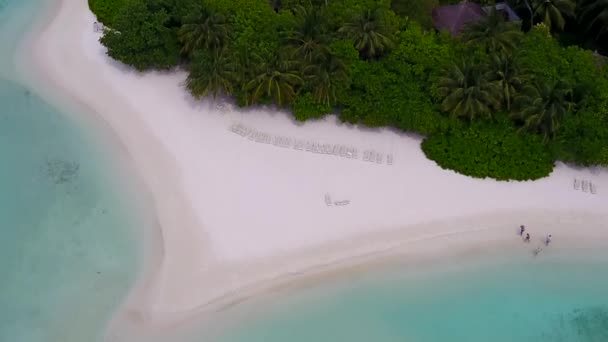 Aeronave drone seascape de viagem de praia costa perfeita por água azul verde com fundo de areia branca — Vídeo de Stock