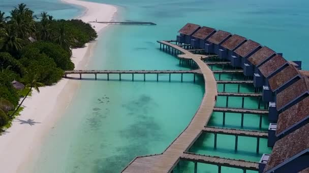 Aerial drone charakter idyllicznej plaży wyspa wakacje przez niebieski ocean z białym tle piasku — Wideo stockowe