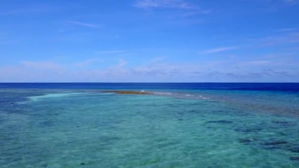 Беспилотник воздушный абстракт идиллического курортного путешествия по морю на чистом песчаном фоне — стоковое видео