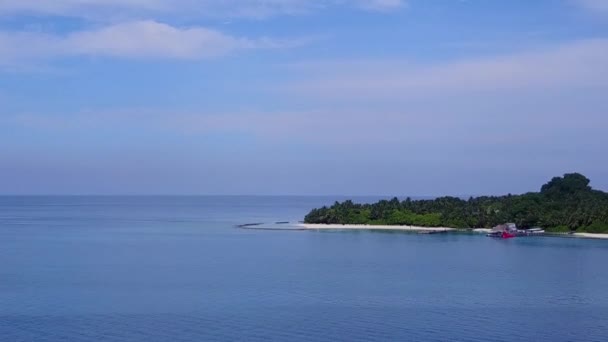 Luchtfoto abstract van idyllisch toeristisch strand tijd door blauwe zee met witte zandachtergrond — Stockvideo