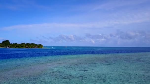 Drone viaggio di tranquilla spiaggia resort viaggio dall'oceano blu con sfondo di sabbia bianca — Video Stock