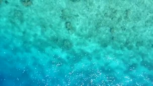 Luftaufnahme Landschaft des Paradieses Küste Strand Zeit durch blaue Lagune und weißen Sandhintergrund — Stockvideo