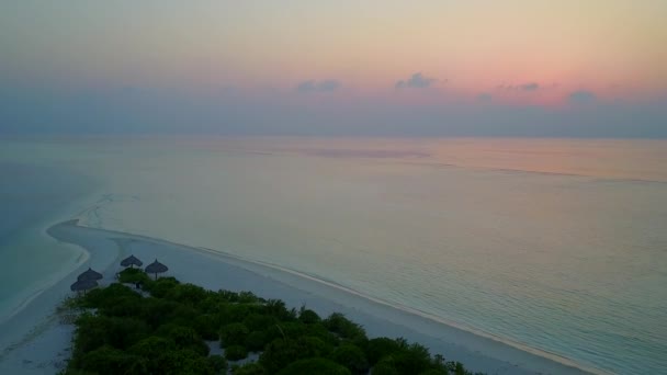 Dron letecká turistika relaxační pobřeží pláž plavba tyrkysové laguny a bílého písku pozadí — Stock video