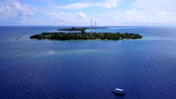 Lotnicze drony podróż spokojnej laguny plaża podróż przez błękitną lagunę i białe piaszczyste tło — Wideo stockowe