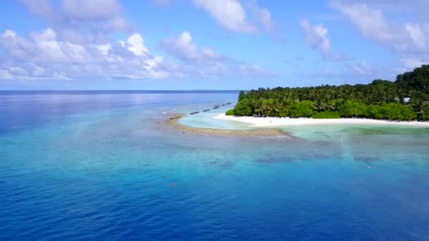 Textura vista aérea de férias praia costa perfeita por mar azul-turquesa com fundo arenoso branco — Vídeo de Stock