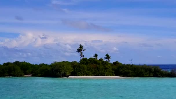 Drone charakter relaksujące wybrzeże plaża dzika przyroda przez niebieski ocean z białym, piaszczystym tle — Wideo stockowe