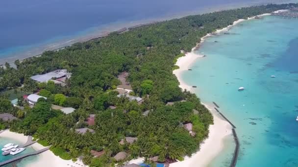 Drohne Ansicht Reise von schönen Resort Strandabenteuer durch blauen Ozean mit weißem Sandhintergrund — Stockvideo