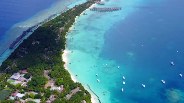 Luchtvaart drone toerisme van rustige resort strand avontuur door ondiepe oceaan en schoon zand achtergrond — Stockvideo