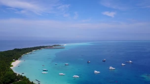Drone zeegezicht van perfect uitzicht op zee strand reis door blauwe zee en witte zandachtergrond — Stockvideo