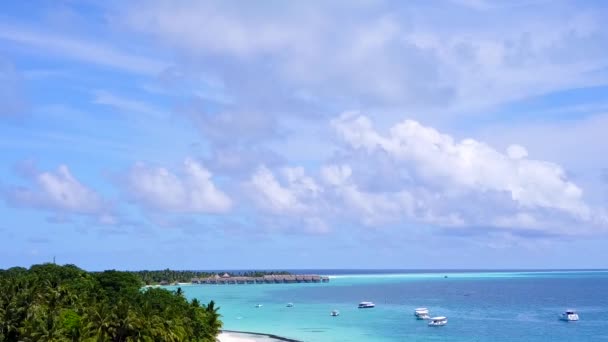 青いラグーンと白い砂浜の背景によるリラックスした島のビーチライフスタイルの空中ドローンパノラマ — ストック動画