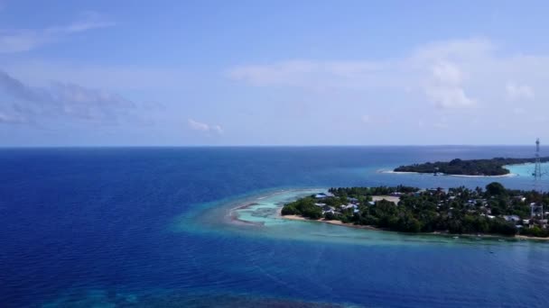 Drone udara abstrak dari istirahat pantai laguna tenang oleh laguna biru dan latar belakang pasir putih — Stok Video