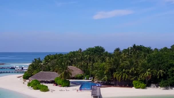 Воздушный пейзаж расслабляющего морского берега путешествие на чистом океане и белом песке фоне — стоковое видео