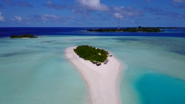 Панорама повітряного дрона екзотичної лагуни пляжна подорож блакитною лагуною з білим піщаним фоном — стокове відео