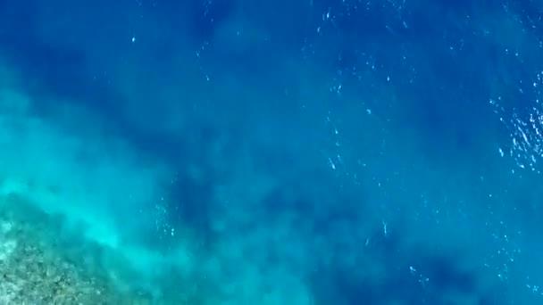Cielo aéreo de exóticas vacaciones en la playa de la bahía con agua turquesa y fondo de arena blanca — Vídeos de Stock