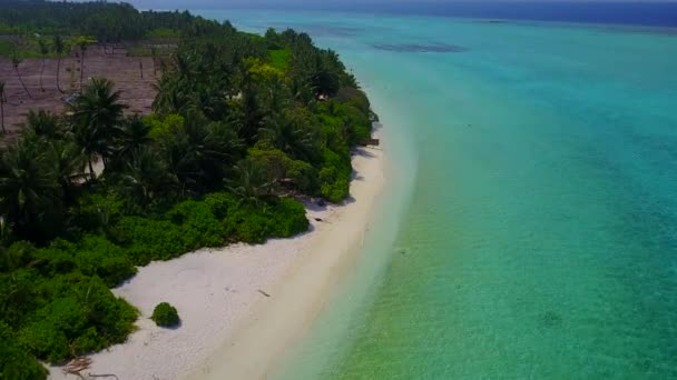 Drohnenflug von schönen Strandurlaub am Meer mit blauem Meer und weißem Sandhintergrund — Stockvideo