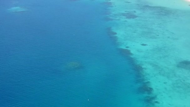 Aerial drone panorama pantai yang sempurna istirahat oleh laut biru dengan latar belakang berpasir putih — Stok Video