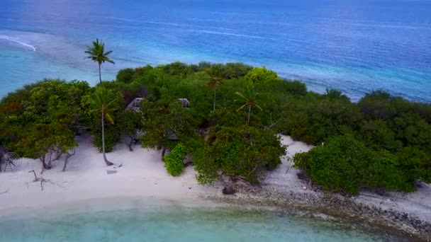 Drone Ansicht Panorama der entspannenden Küste Strand Lifestyle durch aqua blue Ocean mit weißem Sandhintergrund — Stockvideo
