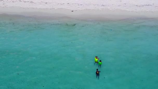 Drone melihat perjalanan laut idyllic melihat perjalanan pantai dengan air biru dan latar belakang pasir putih — Stok Video