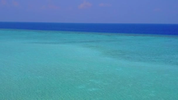 Drone paisaje de idílica costa playa romper por el océano azul y fondo de arena blanca — Vídeos de Stock