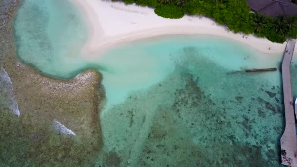 Drone consistenza aerea della baia marina spiaggia pausa dal mare blu e sfondo di sabbia bianca — Video Stock