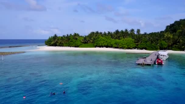 Lüks turist plajı seyahatinin insansız hava aracı temiz kumlu arka plana sahip mavi deniz kıyısında. — Stok video