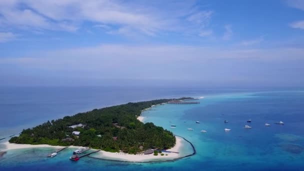 Drone άποψη τοπίο της θάλασσας παραλίες διακοπές στην παραλία από καθαρό ωκεανό και λευκό φόντο άμμο — Αρχείο Βίντεο