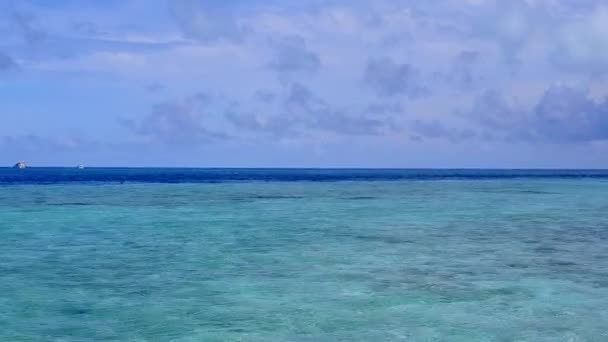 Drone uitzicht hemel van rustig uitzicht op zee strand vakantie door turquoise water met helder zand achtergrond — Stockvideo