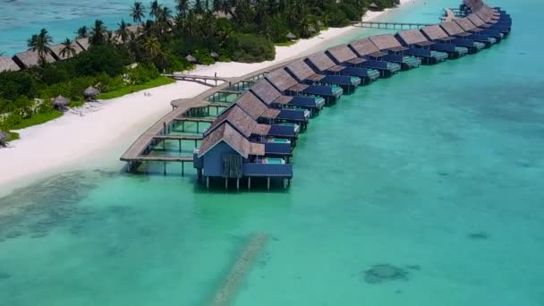 Luchtvaart drone reizen van zee baai strand reis door aqua blauwe zee en wit zand achtergrond — Stockvideo