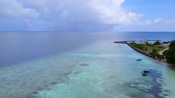 Paysage marin drone aérien de luxe plage touristique pause par l'océan turquoise avec fond sablonneux blanc — Video
