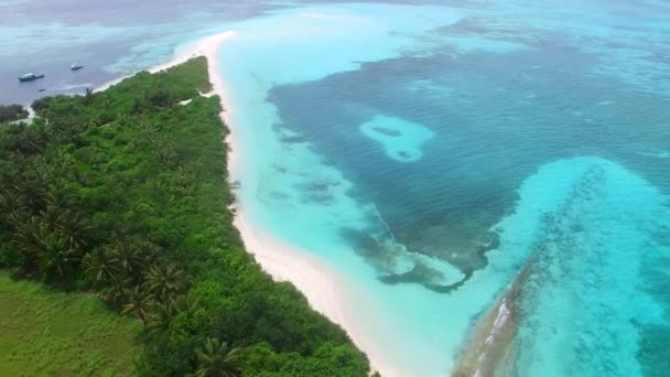 Struttura aerea di tranquilla spiaggia costiera avventura da acqua blu con sfondo sabbioso pulito — Video Stock