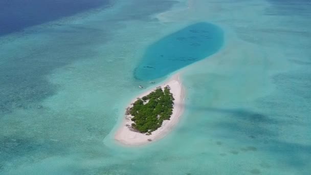 Drone antenn himmel idyllisk kust strand semester med aqua blå hav och ljusa sandig bakgrund — Stockvideo