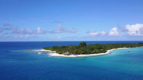 Aereo drone turismo del paradiso località balneare vacanza da mare limpido e sfondo di sabbia bianca — Video Stock