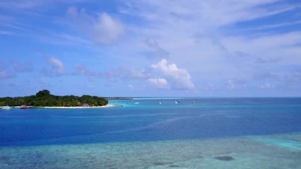 Antenn drönare panorama över havsutsikt strand äventyr av aqua blått hav och ren sand bakgrund — Stockvideo