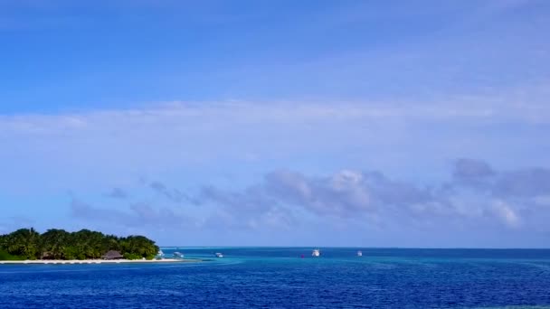 Luchtfoto panorama van perfecte lagune strand fauna door heldere zee met witte zandachtergrond — Stockvideo